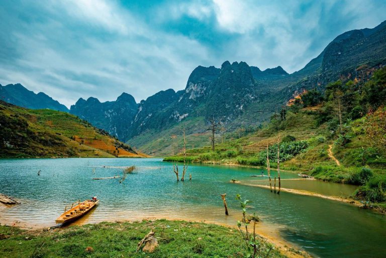 Turquoise lake among the limestone mountains of Ha Giang - Rose Travel